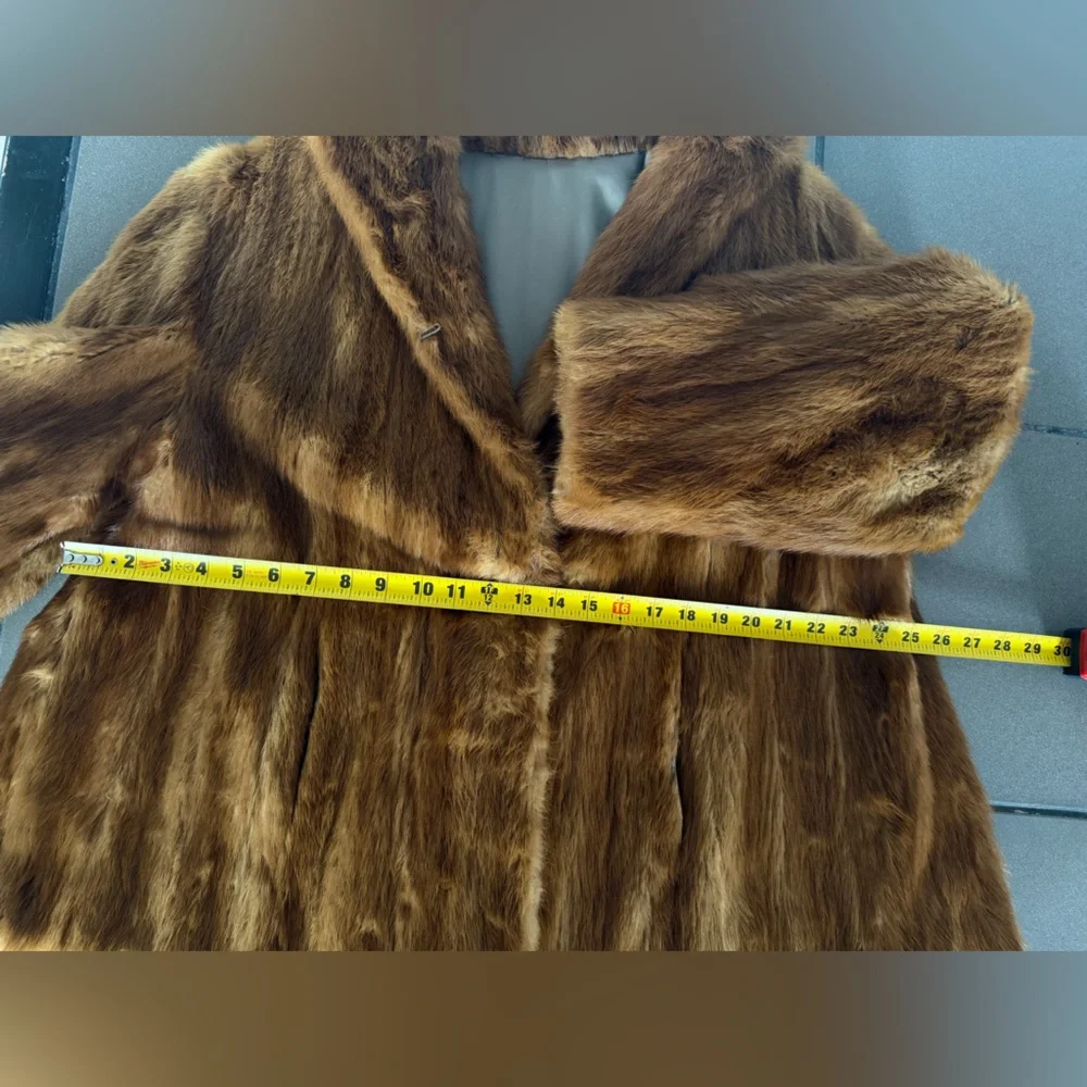 Luxurious Vintage Genuine Fur Coat - Picture 8 of 15